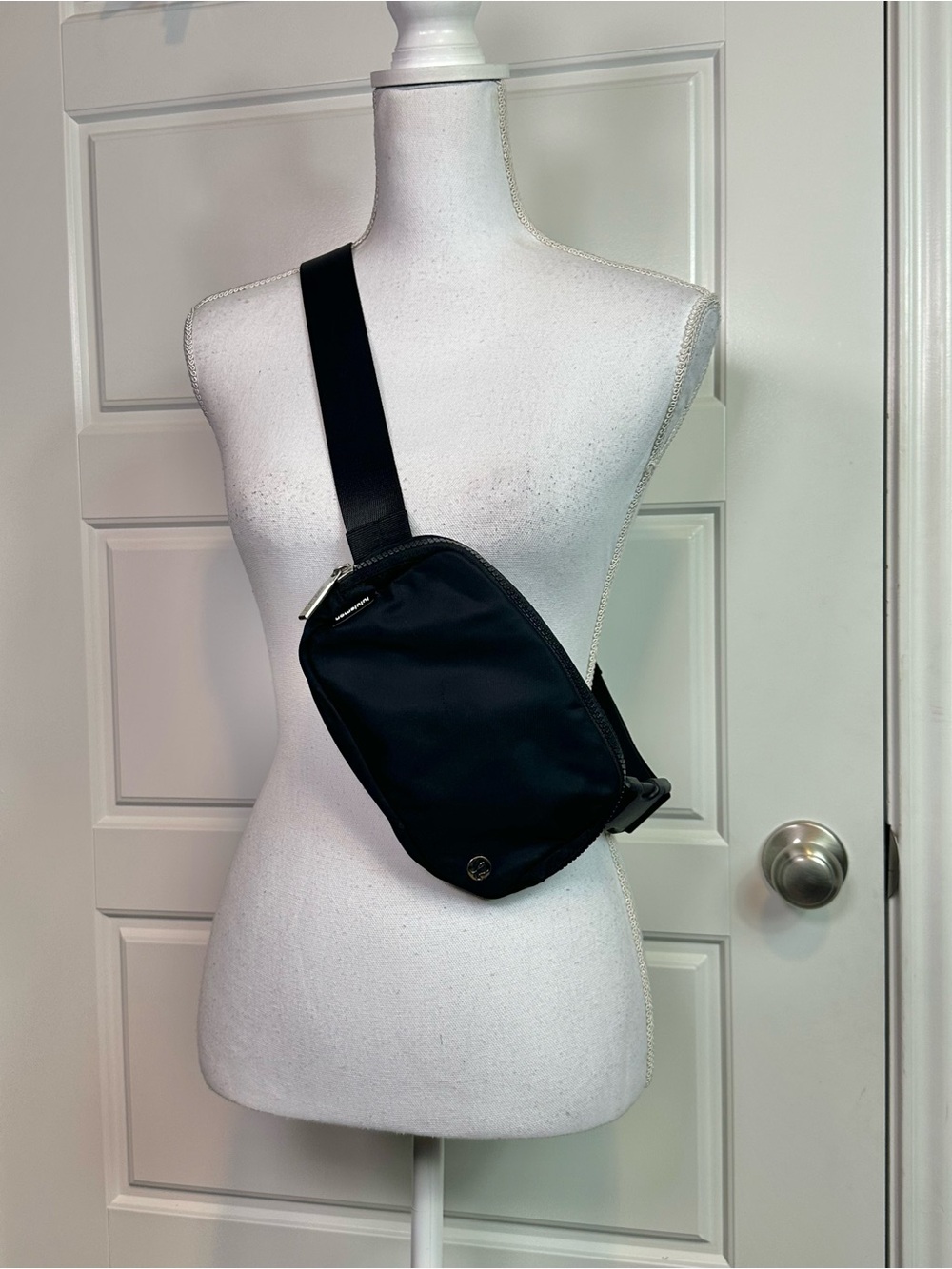 Lululemon Classic Black Everywhere Water Repellent Adjustable Belt Bag 1L - Picture 3 of 11